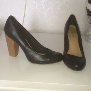 Snygga svarta klackar strl 38 - Snygga svarta klackar, strl 38 passar även 37. Mkt bra skick priset kan diskuteras