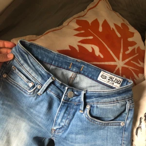 Crocker jeans, slim fit - Ljusa jeans i slim modell stl 25/30, passar för xxs/ xs. Möter upp i Sthlm eller fraktar för 49kr.