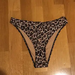 Bikinitrosa med leopardmönster från hm. De är högmidjade🥰
