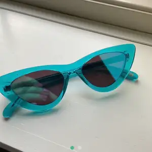 Helt nya, aldrig använda chimi solglasögon i modell 006, i färgen aqua. Inga repor på och box medföljer. Nypris 1000 kr.