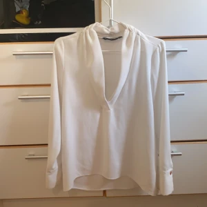 Trendig blus från ZARA - Säljer denna då den aldrig kommit till användning och inte är min stil, väldigt fin på och en lagom v-ringning så den inte visar för mycket. Passar till det mesta. 
