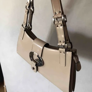  - Söt Guess väska köpt på second hand, i bra skick 