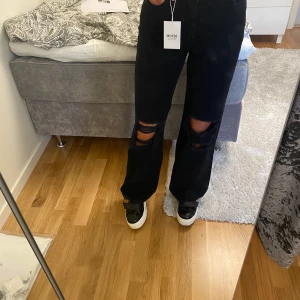 Svarta jeans - Säljer ett par helt nya svarta jeans med hål från Bershka då dom va för små i midjan. Aldrig använda. Köparen står för frakten.