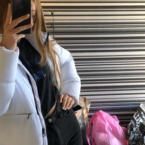 Jacka H&M  - En jacka från hm i storlek xs (lite oversized i modellen så typ s skulle jag säga). Tjock och varm, bra till kyliga dagar. Skön och bra fickor med dragkedja. Inget fel på jackan överlag, använd förra vintern då den var köpt oxå (vintern 2019). Köpt för 350 ungefär. Om fler vill ha den så blir det budgivning. Kan frakta och mötas. 🥰