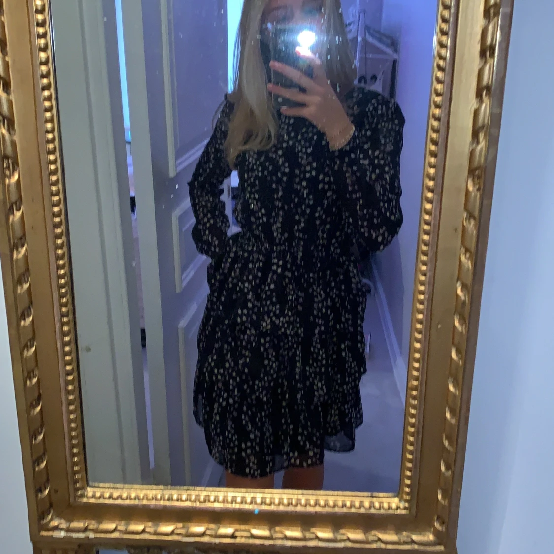 Prickig blå klänning