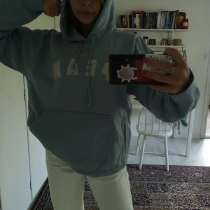 Hoodie  - Vintage oversized peak performance hoodie med racertryck på ryggen, mysig och fortfarande lika mjuk som nya hoodies brukar vara, köpt på second hand, pris + frakt💞