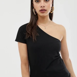 Asnajs one shoulder top! - Säljer denna sjukt snygga one shoulder top från ASOS! Använd mycket sparsamt och passar både till vardags och fest. Nypris 250:- köparen står för frakten! ❤️🧚🏼‍♂️