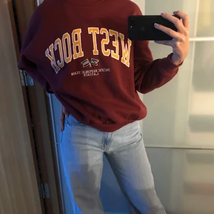 Cool sweater från pull & bear - Säljer denna ascoola röda sweatern från pull & bear, strl XS, men den är oversized så passar M/L, frakt tillkommer🤪🧚🏼‍♂️