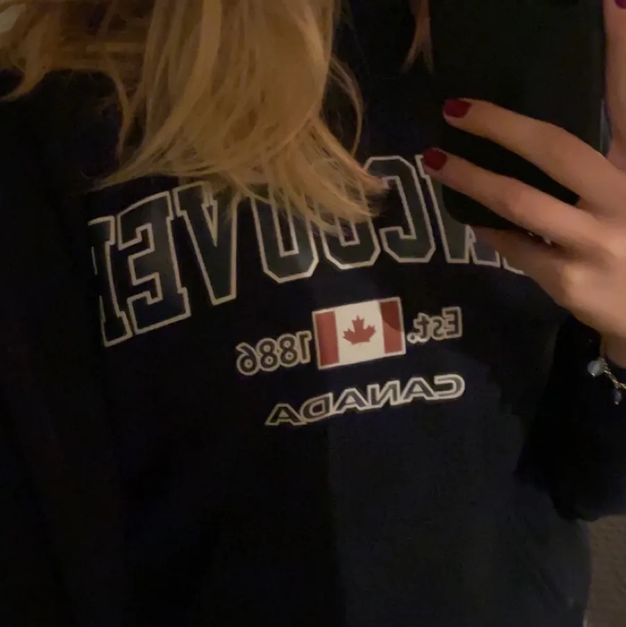 Säljer min Vancouver hoodie som jag köpte i Vancouver!! ❤️🇨🇦👊🏽  Den är hur mysig som helst och så skön (speciellt materialet på insidan) med kvalite och använd ett fåtal gånger, säljer för att jag inte använder den. Den är köpt för 400kr från ett kanadensiskt märke❣️. Hoodies.