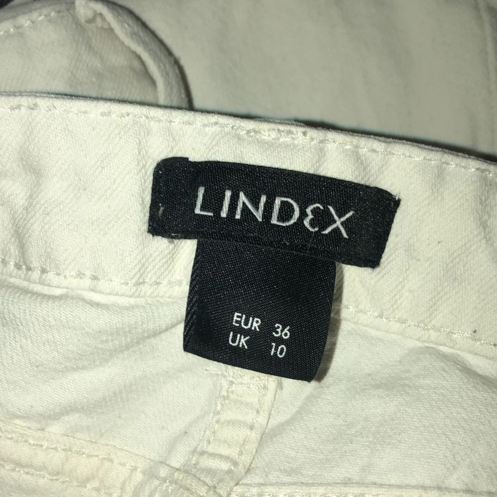 Säljer en av mina favorit byxor för dom börjar bli för små😢 köpte på secondhand💗 fri frakt🥳🥳. Jeans & Byxor.