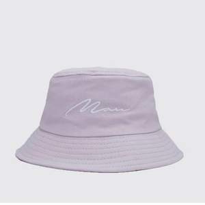 Sjukt snygg bucket hat i pastell lila färg, köpt här på plick men passade tyvärr inte mig💜  Nyskick, 50kr+frakt💞