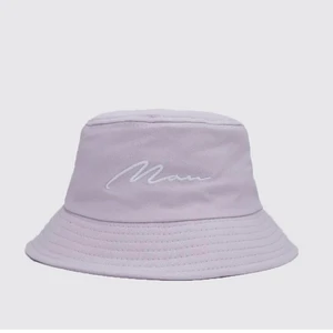 Bucket hat - Sjukt snygg bucket hat i pastell lila färg, köpt här på plick men passade tyvärr inte mig💜  Nyskick, 50kr+frakt💞