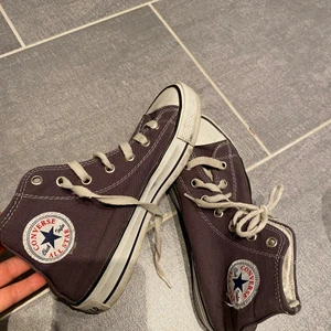 Gråa skor! - Supersnygga som passar de flesta outfitts!! Köpta second hand💖 kan mötas på söder annars står köparen för frakt💖 är fler intresserade sker budgivning! Sista bilden är en rättvisare bild på färgen