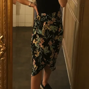 Kjol ifrån Gina tricot  - Använd ca 2 gånger, bra kvalité. Säljer pga någorlunda för stor för mig. 