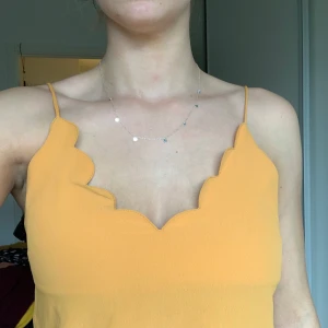 Linne - Gult linne med annorlunda skurning i halsen⭐️ jättefint men tyvärr lite trång över bysten så passar bäst om man har lite mindre🍉 tyget är inte i stretch. Endast använd 1 kväll🙄