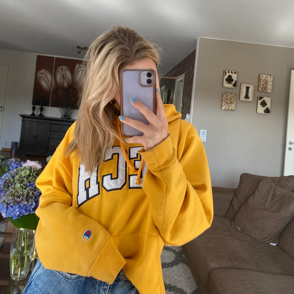 Intressekoll på min fina vintage hoodie från champion! As cool och overzise som passar både tjejer och killar. Säljer endast vid bra bud! Buda i kommentarerna (kund står för frakt)🧚🏼🧚🏼💕💕. Tröjor & Koftor.