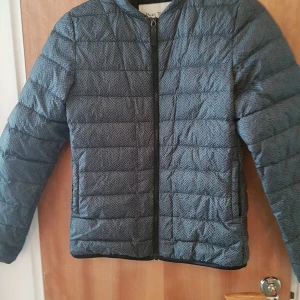 PART TWO  jacka stl S  - Det är en stor S skulle säga liten M. Den är i fint skick 