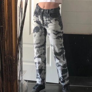 Coola jeans💕 - Egenblekta jeans från mango💕 köparen står för frakt
