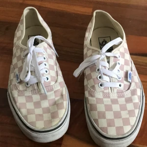 Näst intill oanvända vans - Säljer mina vans pga att dom är i fel storlek. Dom är andvända en gång på skolavslutningen. Köparen står för frakt om du är intresserad skriv till mig😃