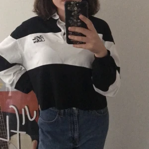 Collard shirt - Shit snygg tröja från Bershka. ( funkar som oversized)  knappt använd! Storlek L. Börjar budgivning på 100 kr