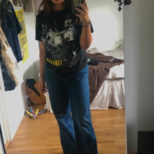 Svart Nirvana T-shirt strl M - Svart Nirvana t-shirt, storlek M men den är ganska liten i storleken och inte så strechig så jag skulle säga storlek s/m. Kurt Cobain som ramlar i ett trumset på framsidan. Står nirvana med gul text på ryggen, helt oanvänd 