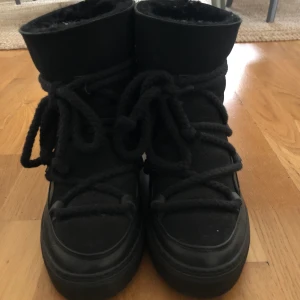 Skor - Säljer mina svarta inuikii med högklack, använda typ en halv vinter och är i nyskick. Säljer dom för 1700 och ni kan buda. 