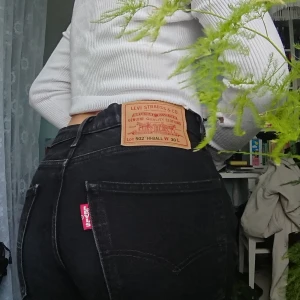 Svarta Levis-jeans i rak modell  - 🌟 Skitsnygga levi's, endast använda en gång o köpta för 1000 kr. W:30 men passar mig som har strl 25-27🌟 Inseam: 70 cm. Möts upp i Stockholm eller fraktar mot betalning! 