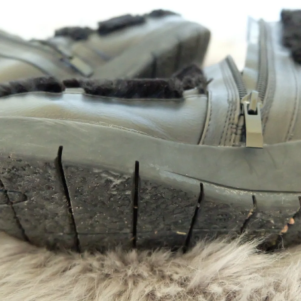 Sälja denna skor som är väldigt skönt att använda. Passar bra på vinter. Har använt många gånger men det är fortfarande i bra skick! Storlek 38. Skicka meddelande till mig om ni är intressera. Köparen står själv för frakten! 💞😉 Kan mötas upp även i Helsingborg.😊. Skor.