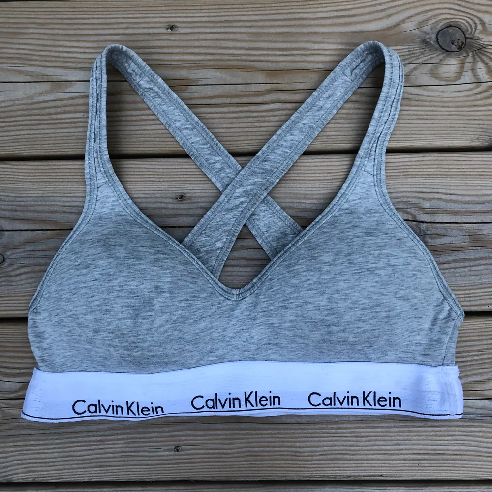 Calvin Klein topp grå, använd men i väldigt bra skick, säljs för att den blivit för liten. Nypris 399kr. Toppar.