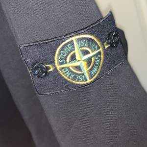 Stone island Crew neck, är i jättebra skick. Tar byten, priset kan diskuteras vid snabb affär!