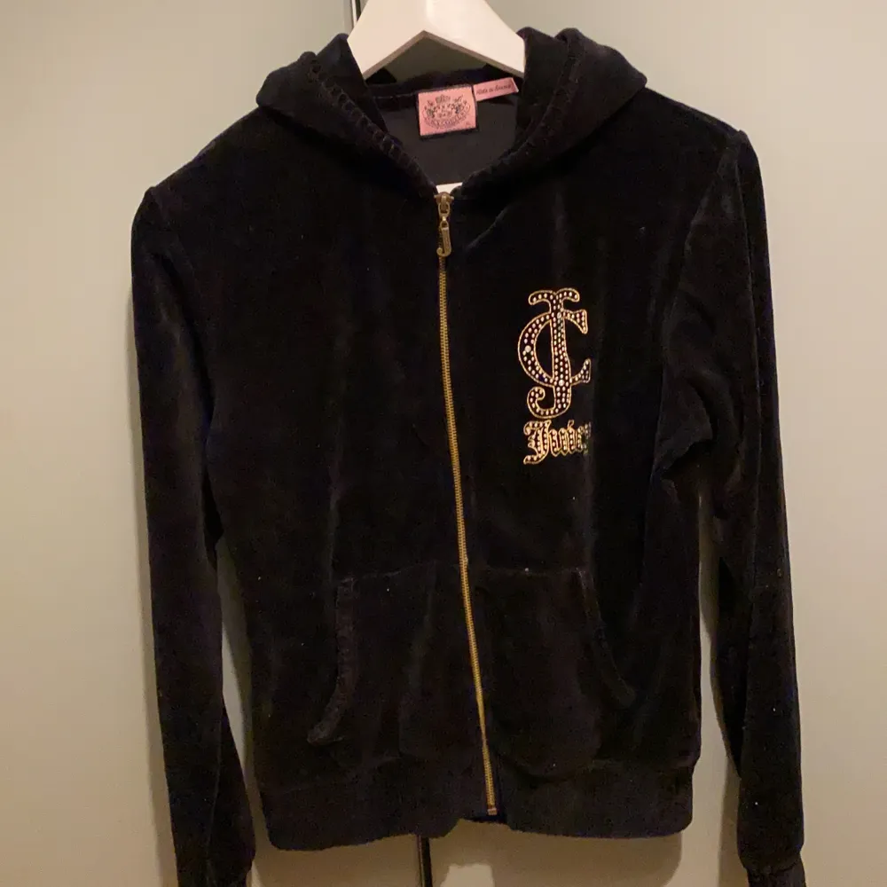 Hoddie med ziper från Juicy Couture, så fina detaljer i strass. Köpt i usa. Står att det är en XL. Men skulle beskriva den som en storlek XS-S. Tror att de står XL för de är största storleken på barnavdelningen. . Hoodies.