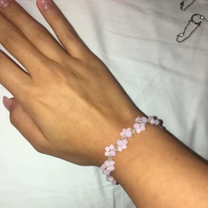 Armband  - Unik armband som är handgjord🤩 det ser ut som lila blommor 🌹 troligt söt till en ljus sommarklänning! (Skriv för fler bilder, kunden står för frakten som summan varierar beroende på varans vikt) 