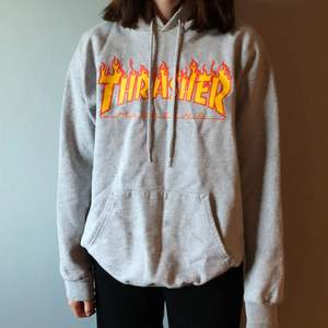 Jättefin äkta Thrasher hoodie som enbart säljs då den inte längre kommer till användning:( Storlek S men unisex så passar även M! Frakt tillkommer💛