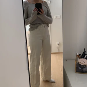 Wide leg jeans strl 34 - Säljer dessa sjukt fina jeansen från HM. Storlek 34, använda fåtal gånger och har några små fläckar som knappt syns. Säljer för har ingen användning för dem längre. Nypris 399, säljer för 200 + frakt. Buda i kommentarerna🥰
