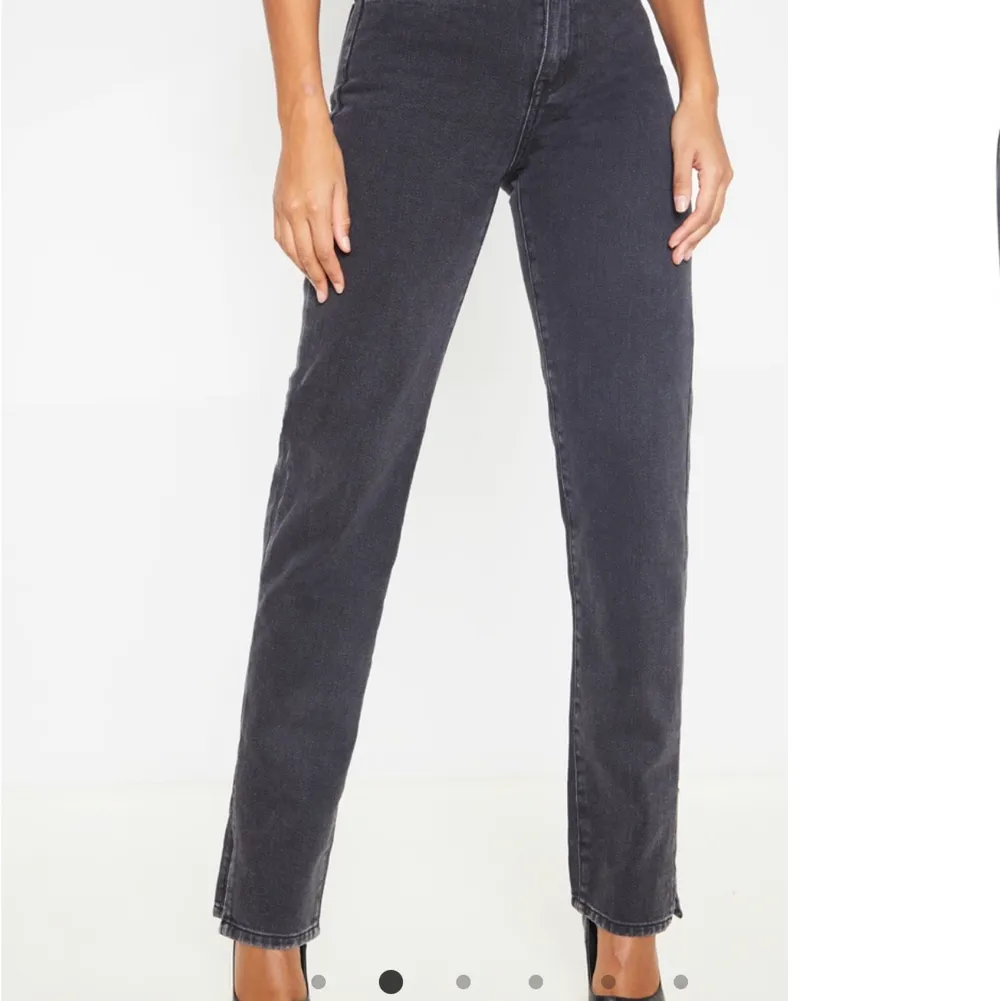 Svarta raka jeans från prettylittlething med slits. Endast testade så dom är i nyskick. Storlek 8 vilket motsvarar 36,S. Fraktar eller möts upp i Solna, Stockholm 250kr ink frakt. Jeans & Byxor.