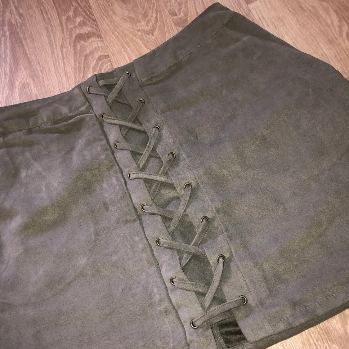 Kjol med snörningsdetalj  - 90