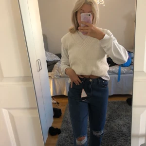 Jeans från bohoo - Säljer mina ripped jeans från bohoo💙Hör av er om ni vill köpa eller om du har någon fundering!