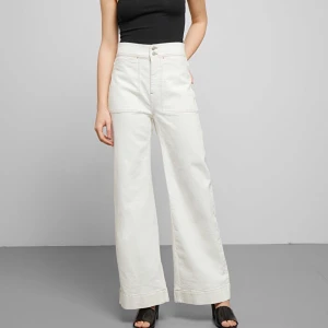 Worker pants - Ascoola vita workerpants från Weekay! Tyvärr för stora för mig men så sjukt snygg å populär modell:((