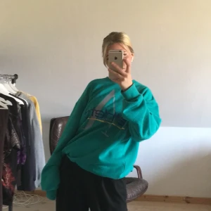 Crewneck - Skitsnygg grön tjocktröja, knappt använd. Storlek L, riktigt oversized och härlig 
