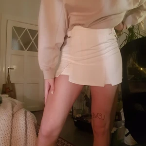 Kjol från Bershka i NYSKICK❤ - Säljer denna mycket fina kjol då den skulle användas till utklädning på fest men aldrig användes. Dumma jag klippte ändå av prislappen och kan nu inte skicka tillbaka den och är därav oanvänd😊 Kjolen är i storlek 38 men är liten i storlek❤FRAKT INGÅR 