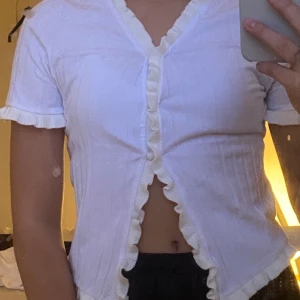 T-shirt/ topp - Jätte snygg vit topp från shein. Använd en gång och i bra skick. Det är storlek xs/s. Köparen står för frakten men kan även mötas upp om det är nära. Kom privat för mer information eller om du är intresserad. 