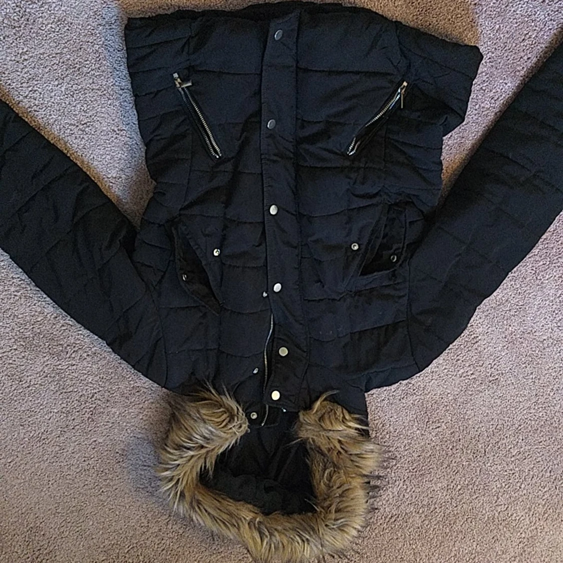 Fin höst och vår jacka i använt men fint skick! Priset kan diskuteras vid snabb affär!