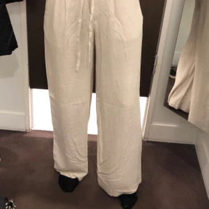 Linnebyxor  - Linnebyxor från H&M, använda en gång, jättefina och ser helt nya ut. Buda💕💕