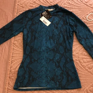 Nelly.com - En blå snacke tröja som är långärmad.🙌🏻 Helt oanvänd, prislappen är kvar!❗️ (Skriv för fler bilder, kunden står för frakten som summan varierar beroende på varans vikt) 