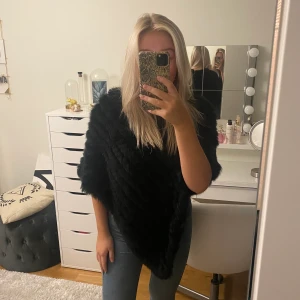 Poncho - En svart poncho från natures collection i äkta päls. Sparsamt använd. Köparen står för frakten. Ny pris: 799kr