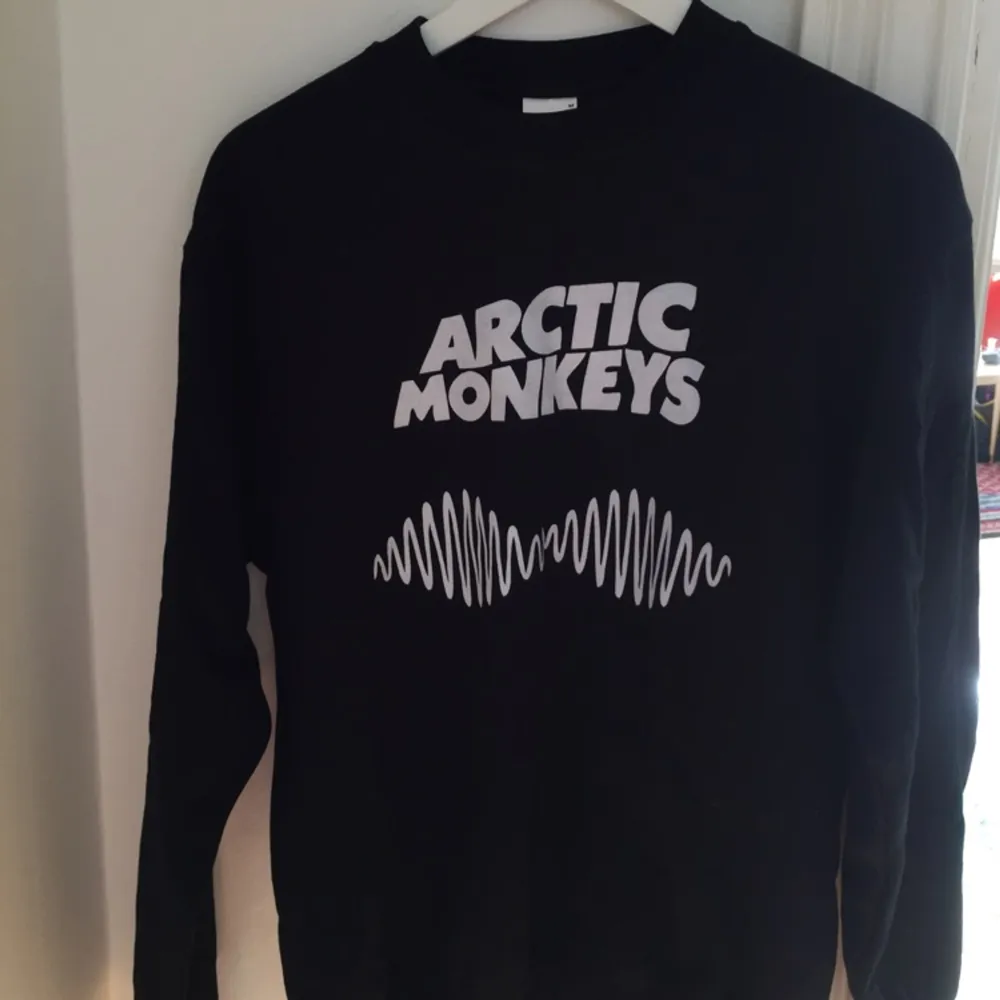 Arctic Monkeys sweatshirt i strl M. Nypris 250kr . Hoodies.