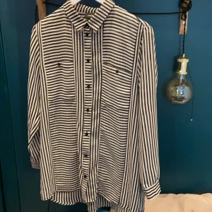 Oversized skjorta 🌿 - En oversized skjorta från Monki i gott skick. 