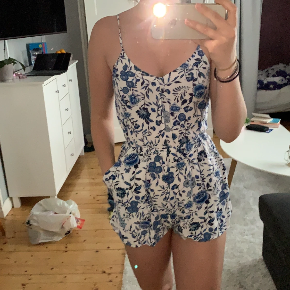 byxdress, vit med blå blommor