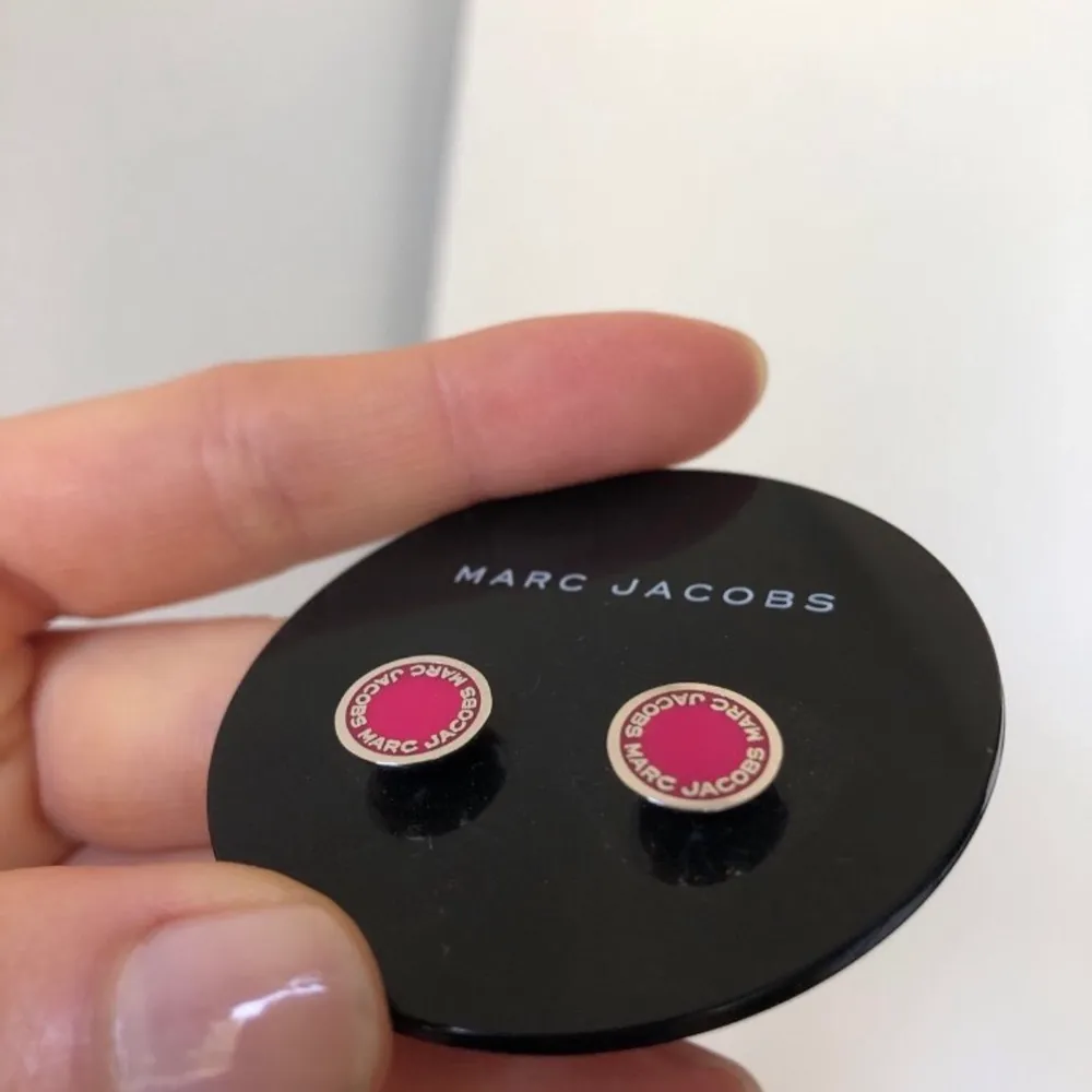 Jättefina Marc Jacobs örhängen i färgen raspberry/ rosa. Köpa på Nk i Stockholm, använt en gång! Pris kan diskuteras vid snabb affär!  Återkom vid fler frågor!. Accessoarer.