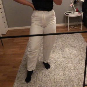 Balongbyxor från ginatricot - Jag säljer dessa super snygga och coola ”balongbyxorna”. Jag tycker tyvärr dom är för tighta för mig. Dom är endast använda 2-3 gånger och är i superfint skick! Jag är 163 och är vanligtvis en 36 men i dessa byxor är det storlek 34. Nytt pris c.a. 599.